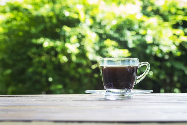 Taza de café con fondo bokeh verde —  Fotos de Stock