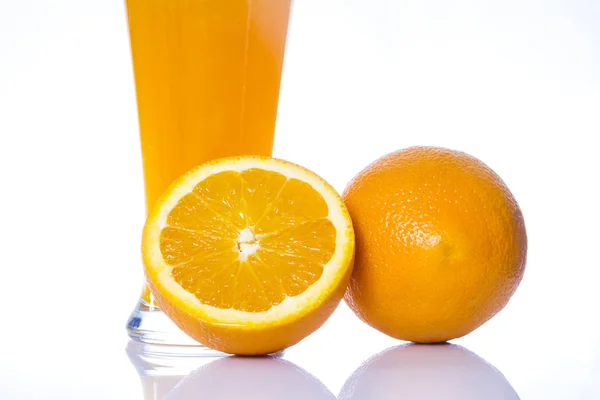 Pomeranče a šťávu na bílém pozadí — Stock fotografie