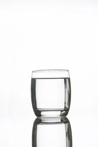 Un vaso de agua con reflejo —  Fotos de Stock