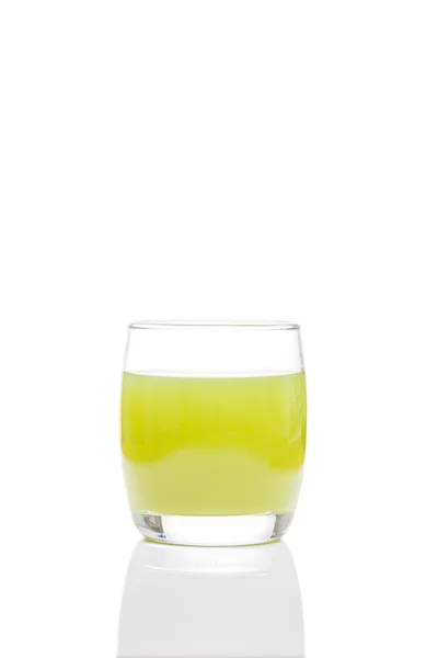 Zumo de fruta kiwi en un vaso aislado sobre fondo blanco — Foto de Stock