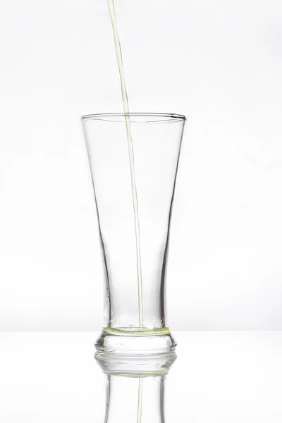 Sumo verde derramando em um copo — Fotografia de Stock