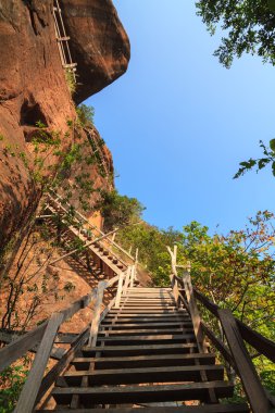 Ahşap köprü dik dağın etrafından sarma