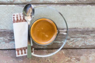 Kahve fincan sıcak eski ahşap masa