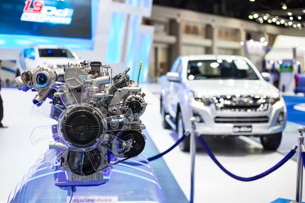 New Isuzu D-max Hi-Lander engine on display — Stock Photo, Image