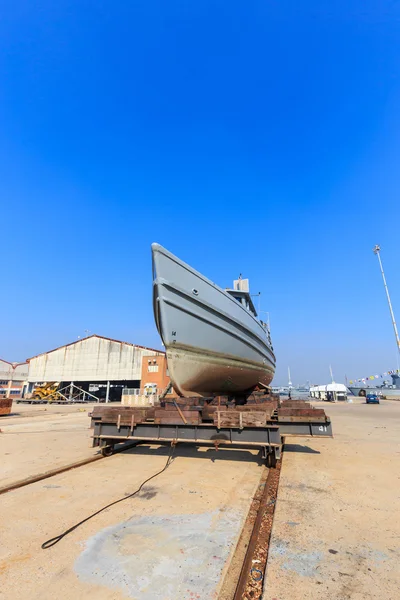 Wojskowy łódź na synchrolift — Zdjęcie stockowe