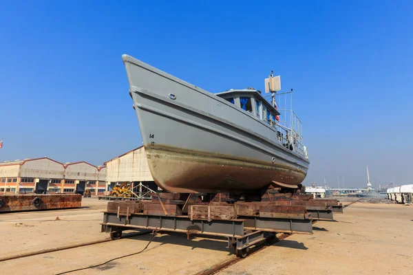 Militaire boot op slipway — Stockfoto