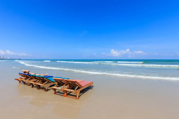 Chaises en bois sur la plage de Hua Hin, Thaïlande — Photo