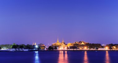 Wat Phra Kaew ve Grand Palace yanında nehir Bangkok