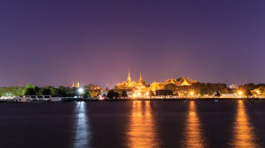 Wat Phra Kaew ve Grand Palace yanında nehir Bangkok