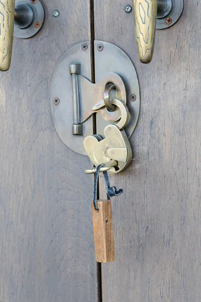 Blokada antyczny mosiądz na drewniane drzwi — Zdjęcie stockowe