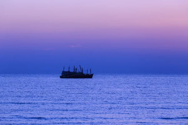 Barco de pesca al atardecer —  Fotos de Stock