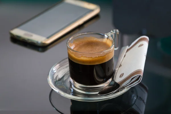 Heiße schwarze Kaffeetasse mit Seidenpapier — Stockfoto