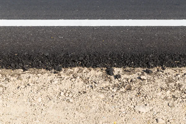 Línea blanca y amarilla en nueva carretera de asfalto — Foto de Stock