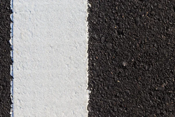 Linha branca na estrada nova do asfalto — Fotografia de Stock