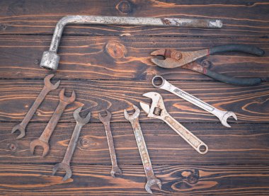 araçlar ahşap masada