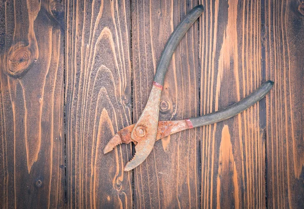 Инструменты на деревянном столе — стоковое фото