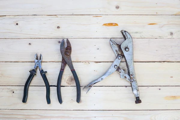 Pinze di bloccaggio su pavimento in legno bianco — Foto Stock