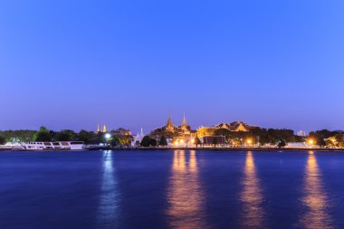 Wat Phra Kaew ve Grand Palace yanında nehir Bangkok