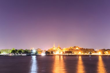 Wat Phra Kaew ve Grand Palace yanında nehir Bangkok