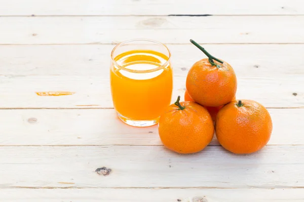 Bril van sinaasappelsap en vruchten — Stockfoto