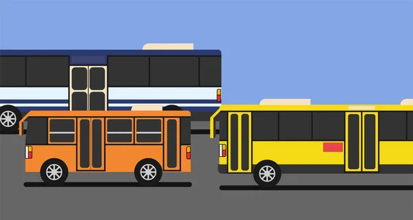 青い空とコピースペースと道路上の黄色のバス 青と白のバスとオレンジのミニバスドライブ — ストックベクタ