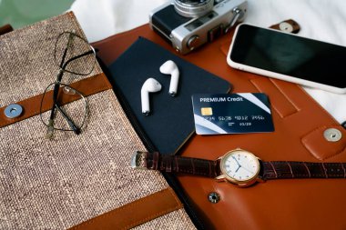 Ofis modern masa şablonu akıllı telefon, kredi kartı, saat, gözlük, kamera. Yukarıdan görüntüle.