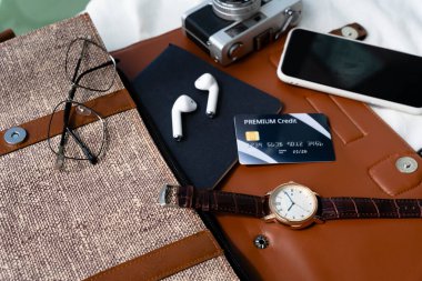 Ofis modern masa şablonu akıllı telefon, kredi kartı, saat, gözlük, kamera. Yukarıdan görüntüle.