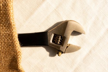 Üst görünüm - Metal anahtar beyazda izole edildi.