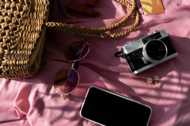 Üst Manzara - Klasik kamera, akıllı telefon ve gözlüklü seyahat aksesuarları.