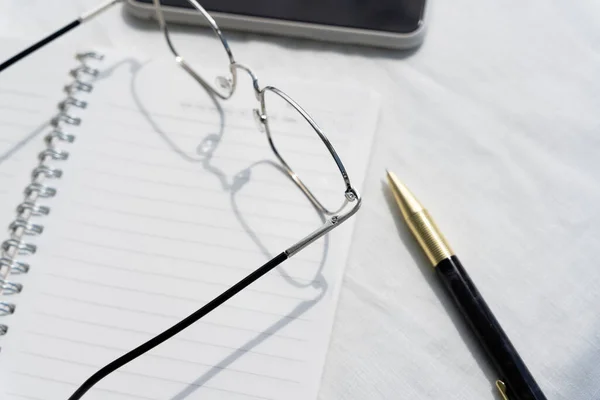 Draufsicht Schreibtisch Für Geschäftsleute Mit Brille Und Goldenem Stift — Stockfoto