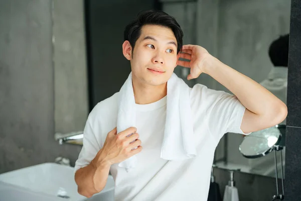 シャワーを浴びて浴室のタオルで白いシャツのアジアの若者の肖像画 — ストック写真