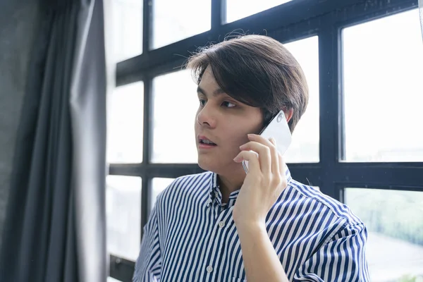 Asiático Jovem Homem Negócios Falando Telefone Escritório — Fotografia de Stock