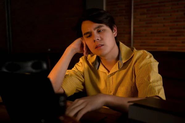 Скучный Азиатский Молодой Человек Работающий Цифровым Ноутбуком Ночью Офисе — стоковое фото