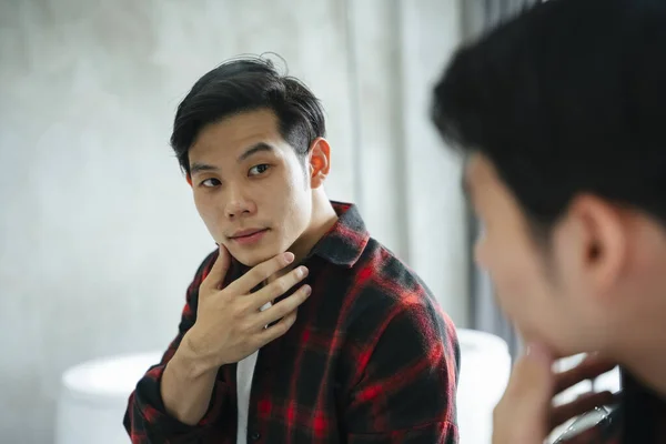 Asiatique Jeune Homme Vérifier Lui Même Dans Miroir Avant Sortir — Photo