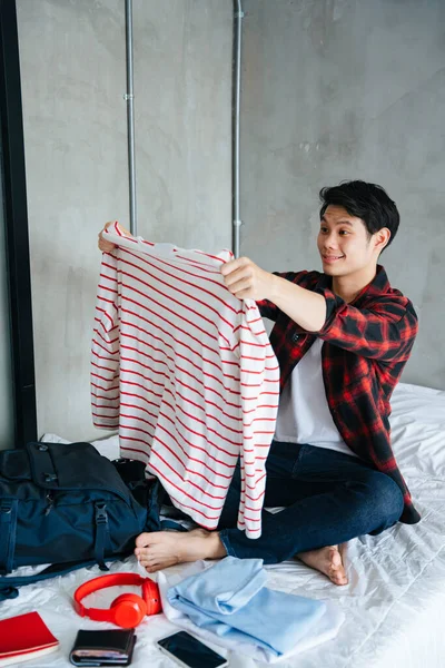 Asijské Mladý Muž Balení Oblečení Věci Zavazadla Pro Výlet — Stock fotografie