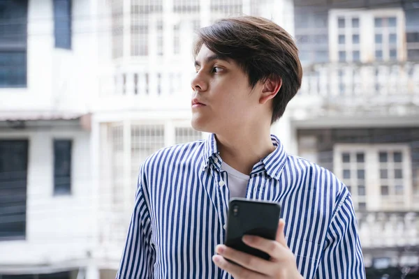 Azji Młody Człowiek Pomocą Smartfona Zewnątrz Ulicy — Zdjęcie stockowe