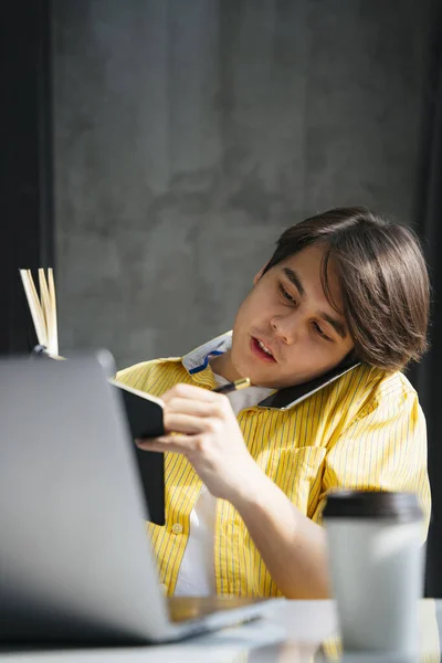 Asiático Joven Escribiendo Idea Libro Después Encontrar Algo Internet —  Fotos de Stock