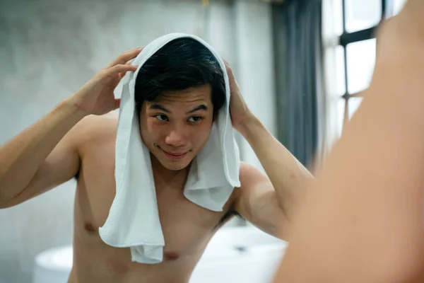 Азиатский Молодой Человек Моет Волосы Полотенцем После Душа — стоковое фото