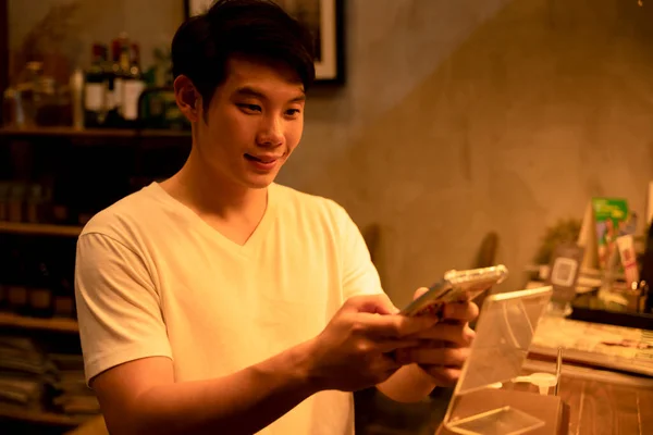 Azji Młody Człowiek Zamawianie Napojów Żywności Smartfona Barze — Zdjęcie stockowe