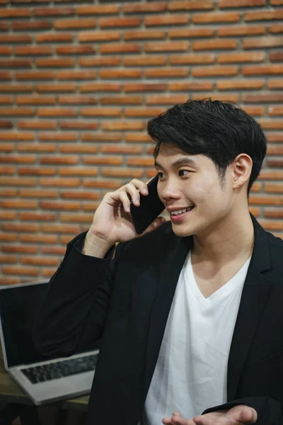 Азиатский Молодой Бизнесмен Разговаривает Телефону Офисе — стоковое фото