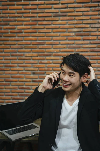 Азиатский Молодой Бизнесмен Разговаривает Телефону Офисе — стоковое фото