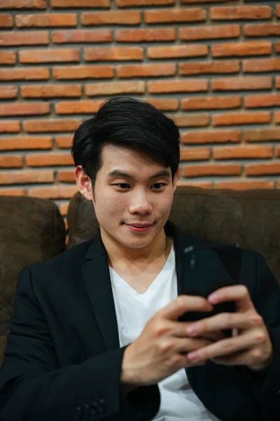 Портрет Азиатского Молодого Бизнесмена Использующего Смартфон Диване — стоковое фото