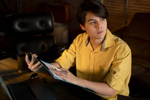 Азиатский Молодой Бизнесмен Работающий Один Сверхурочно Офисе Ночью — стоковое фото