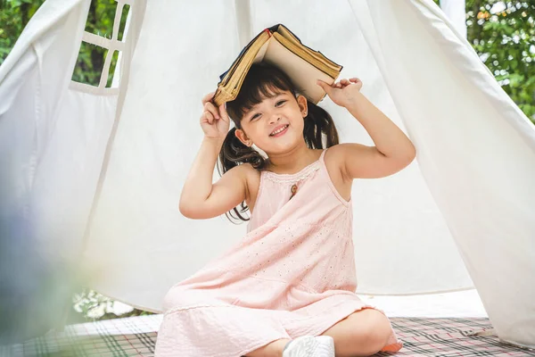 Lindo Asiático Niña Con Libro Cubierta Cabeza Estancia Dentro Blanco —  Fotos de Stock