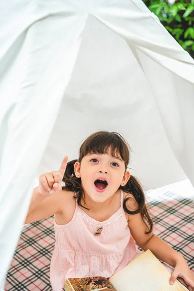 Nettes Asiatisches Kleines Mädchen Mit Einem Buch Das Weißen Zelt — Stockfoto