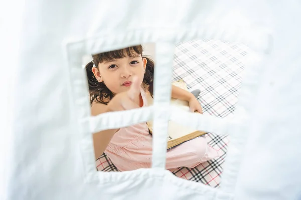 Retrato Bonito Menina Ficar Dentro Branco Acampamento Tenda Com Livro — Fotografia de Stock