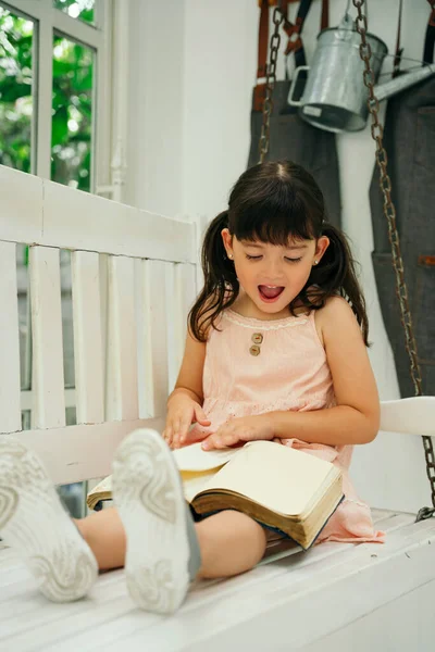 Asiática Niña Leyendo Libro Blanco Banco Con Felicidad Expresión —  Fotos de Stock