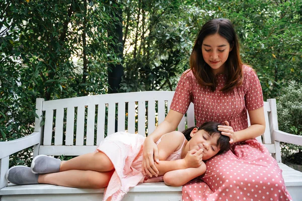 Anne Kızı Bahçede Dinleniyor Parkta Anne Kucağında Uyuyan Bir Kız — Stok fotoğraf