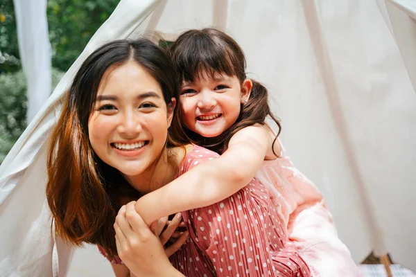 Porträt Der Asiatischen Mutter Und Tochter Huckepack Zurück Freien Auf — Stockfoto