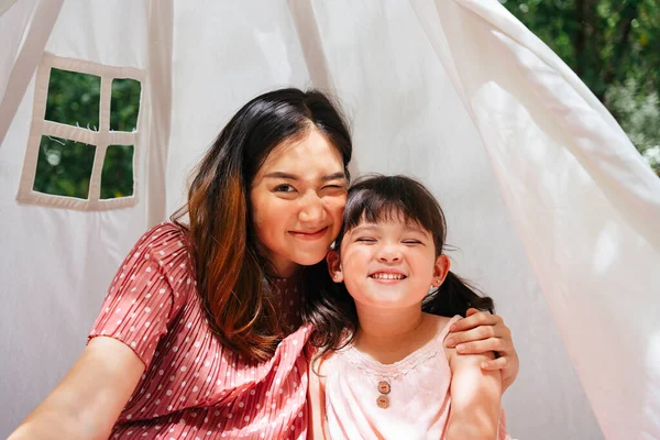 Avludaki Beyaz Çadırda Asyalı Anne Kızının Portresi — Stok fotoğraf